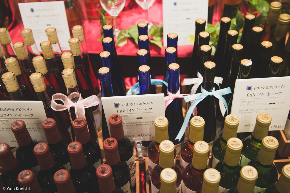 北陸新幹線沿線のワイン飲みくらべ開催中！ 金沢駅「おみやげ処」で開催中！！一度に地物ワインが集まることはなかなかないよ！